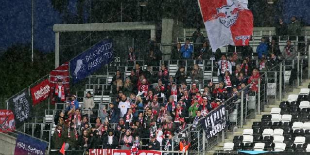 Trondheim - RB Leipzig Fussball Euro League Trondheim, 04.10.2018, Lerkendal-Stadion, Fussball, UEFA EURO EM Europameisterschaft Fussball League , Gruppe B, 2.Spieltag, Rosenborg BK Trondheim vs. RB Leipzig , Im Bild; Fans von RB Leipzig. , Für die Verletzung der Persönlichkeitsrechte und des Datenschutzes der abgebildeten Personen übernimmt PICTURE POINT bzw. und der Urheber des Fotos keine Haftung! , Gemäß den Vorgaben der UEFA ist es untersagt, in dem Stadion und oder vom Spiel angefertigte Fotoaufnahmen in Form von Sequenzbildern und oder videoähnlichen Fotostrecken zu verwerten bzw. verwerten zu lassen. ,