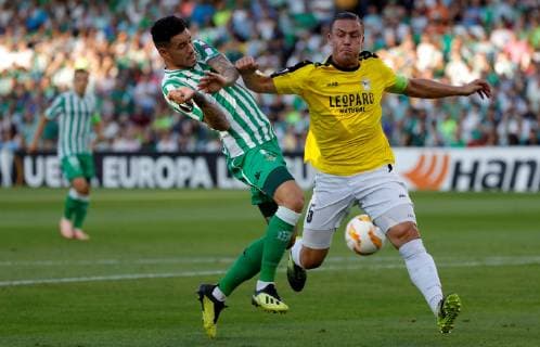Real Betis Arnaldo Antonio Sanabria vies for the ball with Dudelange s Tom Schnell (R) during the UEFA Europa League 2nd round match between Real Betis and Dudelange, at the Benito Villamarin stadium, in Seville, Andalusia, Spain, 04 October 2018. Real Betis vs. Dudelange !ACHTUNG: NUR REDAKTIONELLE NUTZUNG!  Copyright: xJulioxMunozx SEV01 20181004-636742796915240897