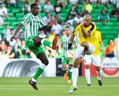 Real Betis Portuguese William Carvalho (L) vies for the ball with Dudelange s French defender Bryan Melisse (R) during the UEFA Europa League 2nd round match between Real Betis and Dudelange, at the Benito Villamarin stadium, in Seville, Andalusia, Spain, 04 October 2018. Real Betis vs. Dudelange !ACHTUNG: NUR REDAKTIONELLE NUTZUNG!  Copyright: xJulioxMunozx SEV02 20181004-636742797528581063