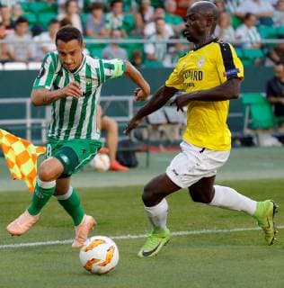 Real Betis Jose Andres Guardado (L) vies for the ball with Dudelange s Jerry Prempeh (R) during the UEFA Europa League 2nd round match between Real Betis and Dudelange, at the Benito Villamarin stadium, in Seville, Andalusia, Spain, 04 October 2018. Real Betis vs. Dudelange !ACHTUNG: NUR REDAKTIONELLE NUTZUNG!  Copyright: xJulioxMunozx SEV03 20181004-636742797532799759