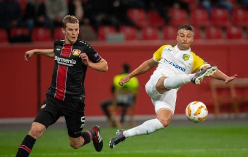 Leverkusen, Germany, 04.10.2018, UEFA Europa League - 2018 19 Season, Vorrunde, Gruppenphase - Gruppe A - 2. Spieltag, Bayer 04 Leverkusen - AEK Larnaka, Sven Bender (B04), Joan Truyols (AEK) im Zweikampf. ( DeFodi512