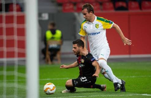 Leverkusen, Germany, 04.10.2018, UEFA Europa League - 2018 19 Season, Vorrunde, Gruppenphase - Gruppe A - 2. Spieltag, Bayer 04 Leverkusen - AEK Larnaka, Kevin Volland (B04), Mikel Gonzales (AEK) im Zweikampf. ( DeFodi512