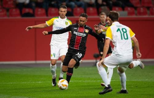 Leverkusen, Germany, 04.10.2018, UEFA Europa League - 2018 19 Season, Vorrunde, Gruppenphase - Gruppe A - 2. Spieltag, Bayer 04 Leverkusen - AEK Larnaka, Karim Bellarabi (B04), Mikel Gonzales (AEK) im Zweikampf. ( DeFodi512