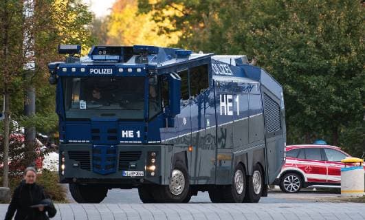 04.10.2018, xfux, Fussball UEFA Europa League, Eintracht Frankfurt - Lazio Rom, emspor, v.l. Polizeieinheiten Polizei Wassserwerfer Auto Polizeiauto HE 1 LKW Werfer Bereitschaftspolizisten, Sicherheit vor der Commerzbank Arena Frankfurt am Main