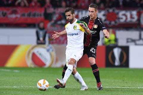Fußball Europa League Gruppenphase 2. Spieltag Bayer 04 Leverkusen - AEK Larnaka am 04.10.2018 in der BayArena in Leverkusen Hector Hevel ( Larnaka ), vorne - Dominik Kohr ( Leverkusen ), hinten DFL DFB regulations prohibit any use of photographs as image sequences and or quasi-video.