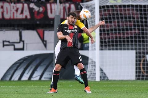 Fußball Europa League Gruppenphase 2. Spieltag Bayer 04 Leverkusen - AEK Larnaka am 04.10.2018 in der BayArena in Leverkusen Aleksandar Dragovic ( Leverkusen ), vorne - Joan Tomas ( Larnaka ), hinten DFL DFB regulations prohibit any use of photographs as image sequences and or quasi-video.