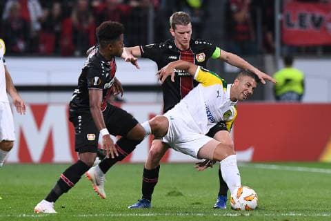 Fußball Europa League Gruppenphase 2. Spieltag Bayer 04 Leverkusen - AEK Larnaka am 04.10.2018 in der BayArena in Leverkusen Leon Patrick Bailey ( Leverkusen ), vorne - Joan Truyols ( Larnaka ), mitte - Lars Bender ( Leverkusen ), hinten DFL DFB regulations prohibit any use of photographs as image sequences and or quasi-video.