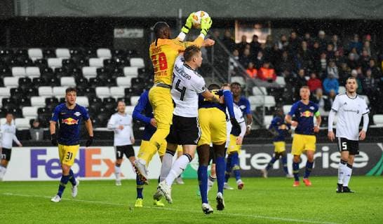 Fotball Menn UEFA Europa League Rosenborg - RB Leipzig Lerkendal Stadium, Trondheim, Norway 4 oktober 2018 Alexander Søderlund, Rosenborg, farlig frampa men RB Leipzig s keeper Yvon Mvogo ryyder opp Foto : Arve Johnsen, Digitalsport 
