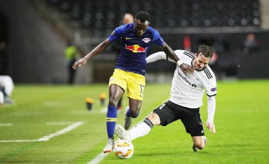 Trondheim - RB Leipzig Fussball Euro League Trondheim, 04.10.2018, Lerkendal-Stadion, Fussball, UEFA EURO EM Europameisterschaft Fussball League , Gruppe B, 2.Spieltag, Rosenborg BK Trondheim vs. RB Leipzig , Im Bild von links; Bruma (17, RB Leipzig) und Mike Jensen (7, Trondheim) . , Gemäß den Vorgaben der UEFA ist es untersagt, in dem Stadion und oder vom Spiel angefertigte Fotoaufnahmen in Form von Sequenzbildern und oder videoähnlichen Fotostrecken zu verwerten bzw. verwerten zu lassen. ,