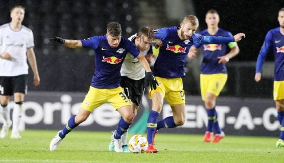 Trondheim - RB Leipzig Fussball Euro League Trondheim, 04.10.2018, Lerkendal-Stadion, Fussball, UEFA EURO EM Europameisterschaft Fussball League , Gruppe B, 2.Spieltag, Rosenborg BK Trondheim vs. RB Leipzig , Im Bild von links; Diego Demme (31, RB Leipzig), Yann-Erik de Lanlay (11, Trondheim) und Konrad Laimer (27, RB Leipzig) . , Gemäß den Vorgaben der UEFA ist es untersagt, in dem Stadion und oder vom Spiel angefertigte Fotoaufnahmen in Form von Sequenzbildern und oder videoähnlichen Fotostrecken zu verwerten bzw. verwerten zu lassen. ,