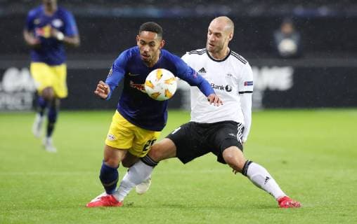 Trondheim - RB Leipzig Fussball Euro League Trondheim, 04.10.2018, Lerkendal-Stadion, Fussball, UEFA EURO EM Europameisterschaft Fussball League , Gruppe B, 2.Spieltag, Rosenborg BK Trondheim vs. RB Leipzig , Im Bild von links; Matheus Cunha (20, RB Leipzig) und Tore Reginiussen (4, Trondheim). , Gemäß den Vorgaben der UEFA ist es untersagt, in dem Stadion und oder vom Spiel angefertigte Fotoaufnahmen in Form von Sequenzbildern und oder videoähnlichen Fotostrecken zu verwerten bzw. verwerten zu lassen. ,