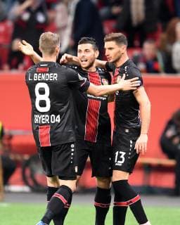 Fussball, UEFA Europa League, Saison 2018 2019, Vorrunde, Spiel 2, Bayer 04 Leverkusen-AEK Larnaka, 04.010.2018, Bayarena Leverkusen, Lars Bender, Kevin Volland, Lucas Alario alle Bayer 04 Leverkusen, Torjubel