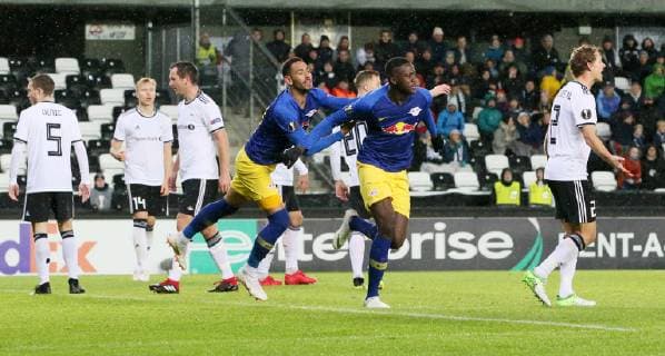 Sport Bilder des Tages Trondheim - RB Leipzig Fussball Euro League Trondheim, 04.10.2018, Lerkendal-Stadion, Fussball, UEFA EURO EM Europameisterschaft Fussball League , Gruppe B, 2.Spieltag, Rosenborg BK Trondheim vs. RB Leipzig , Im Bild; Tor für RB Leipzig zum 0:2. Matheus Cunha (20, RB Leipzig) und Torschütze Ibrahima KonatŽ Konate (6, RB Leipzig). , Gemäß den Vorgaben der UEFA ist es untersagt, in dem Stadion und oder vom Spiel angefertigte Fotoaufnahmen in Form von Sequenzbildern und oder videoähnlichen Fotostrecken zu verwerten bzw. verwerten zu lassen. ,