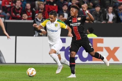 Leon Bailey ( Bayer 04 Leverkusen ) im Zweikampf mit Acoran ( AEK Larnaka ). 04.10.2018, Fussball, Europa League, Bayer 04 Leverkusen vs AEK Larnaka DFL REGULATIONS PROHIBIT ANY USE OF PHOTOGRAPHS AS IMAGE SEQUENCES AND OR QUASI-VIDEO 04.10.2018, Fussball, Europa League, Bayer 04 Leverkusen vs AEK Larnaka Leverkusen Copyright: xEIBNER ThomasxThienelx EP_TTL