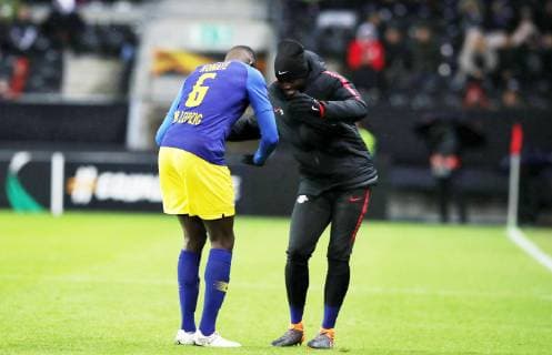 Sport Bilder des Tages Trondheim - RB Leipzig Fussball Euro League Trondheim, 04.10.2018, Lerkendal-Stadion, Fussball, UEFA EURO EM Europameisterschaft Fussball League , Gruppe B, 2.Spieltag, Rosenborg BK Trondheim vs. RB Leipzig , Im Bild; Tor für RB Leipzig. Torjubel nach dem 0:2. V.l.: Torschütze Ibrahima KonatŽ Konate (6, RB Leipzig) und Dayot Upamecano (5, RB Leipzig). , Gemäß den Vorgaben der UEFA ist es untersagt, in dem Stadion und oder vom Spiel angefertigte Fotoaufnahmen in Form von Sequenzbildern und oder videoähnlichen Fotostrecken zu verwerten bzw. verwerten zu lassen. ,