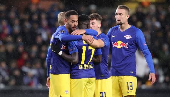 Trondheim - RB Leipzig Fussball Euro League Trondheim, 04.10.2018, Lerkendal-Stadion, Fussball, UEFA EURO EM Europameisterschaft Fussball League , Gruppe B, 2.Spieltag, Rosenborg BK Trondheim vs. RB Leipzig , Im Bild; Tor für RB Leipzig. Torjubel nach dem 0:3 durch Matheus Cunha (li., 20, RB Leipzig). , Gemäß den Vorgaben der UEFA ist es untersagt, in dem Stadion und oder vom Spiel angefertigte Fotoaufnahmen in Form von Sequenzbildern und oder videoähnlichen Fotostrecken zu verwerten bzw. verwerten zu lassen. ,