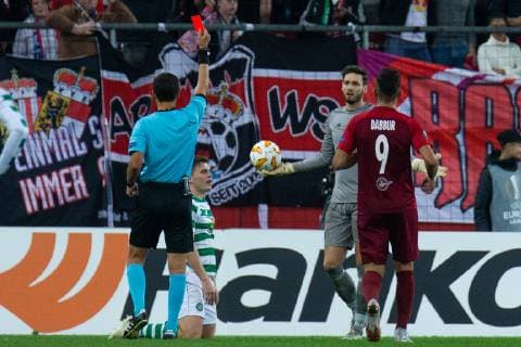 04.10.2018, xkvx, Fussball UEFA Europa League, FC Salzburg - Celtic Glasgow emspor, v.l. Rote Karte fuer, red card for, Platzverweis, Game Misconduct James Forrest (Celtic Glasgow) (DFL DFB REGULATIONS PROHIBIT ANY USE OF PHOTOGRAPHS as IMAGE SEQUENCES and or QUASI-VIDEO) Salzburg
