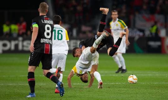 Leverkusen, Germany, 04.10.2018, UEFA Europa League - 2018 19 Season, Vorrunde, Gruppenphase - Gruppe A - 2. Spieltag, Bayer 04 Leverkusen - AEK Larnaka, Hector Hevel (AEK), Lucas Alario (B04) im Zweikampf. ( DeFodi512