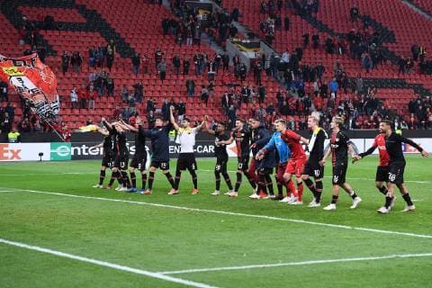 Fußball Europa League Gruppenphase 2. Spieltag Bayer 04 Leverkusen - AEK Larnaka am 04.10.2018 in der BayArena in Leverkusen Leverkusener Spieler feiern mit ihren Fans den Heimsieg DFL DFB regulations prohibit any use of photographs as image sequences and or quasi-video.