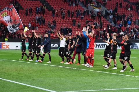 Fußball Europa League Gruppenphase 2. Spieltag Bayer 04 Leverkusen - AEK Larnaka am 04.10.2018 in der BayArena in Leverkusen Leverkusener Spieler feiern mit ihren Fans den Heimsieg DFL DFB regulations prohibit any use of photographs as image sequences and or quasi-video.