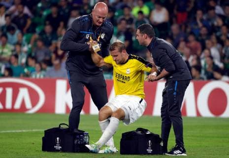 Dudelange s Dominik Stolz gets injured during the UEFA Europa League 2nd round match between Real Betis and Dudelange, at the Benito Villamarin stadium, in Seville, Andalusia, Spain, 04 October 2018. Real Betis vs. Dudelange !ACHTUNG: NUR REDAKTIONELLE NUTZUNG!  Copyright: xJulioxMunozx SEV09 20181004-636742837359823418