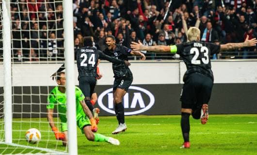 04.10.2018, xfux, Fussball UEFA Europa League, Eintracht Frankfurt - Lazio Rom, emspor, v.l. Silvio Proto (Lazio Rom), Danny da Costa (Eintracht Frankfurt), Sebastien Haller (Eintracht Frankfurt) Goal scored, Tor zum 1:0 und Torjubel, Goal celebration, celebrate the goal Frankfurt am Main