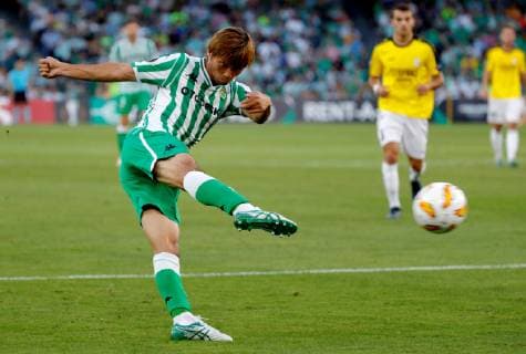 Real Betis Takashi Inui during the UEFA Europa League 2nd round match between Real Betis and Dudelange, at the Benito Villamarin stadium, in Seville, Andalusia, Spain, 04 October 2018. Real Betis vs. Dudelange !ACHTUNG: NUR REDAKTIONELLE NUTZUNG!  Copyright: xJulioxMunozx SEV24 20181004-636742843005203428