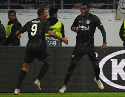 04.10.2018, xjhx, Fussball UEFA Europa League, Eintracht Frankfurt - Lazio Rom emspor, v.l. Sebastien Haller (Eintracht Frankfurt), Danny da Costa (Eintracht Frankfurt) celebrate the goal, Der Torjubel zum 1:0 (DFL DFB REGULATIONS PROHIBIT ANY USE OF PHOTOGRAPHS as IMAGE SEQUENCES and or QUASI-VIDEO) Frankfurt am Main