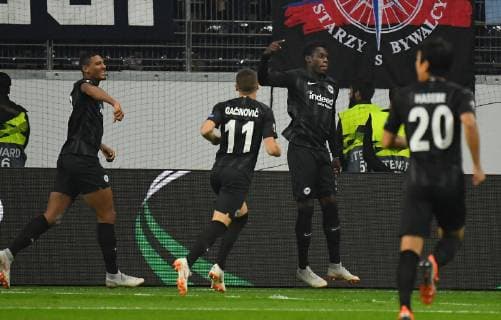 04.10.2018, xjhx, Fussball UEFA Europa League, Eintracht Frankfurt - Lazio Rom emspor, v.l. Sebastien Haller (Eintracht Frankfurt), Danny da Costa (Eintracht Frankfurt) celebrate the goal, Der Torjubel zum 1:0 (DFL DFB REGULATIONS PROHIBIT ANY USE OF PHOTOGRAPHS as IMAGE SEQUENCES and or QUASI-VIDEO) Frankfurt am Main