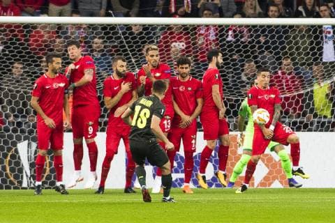 Akhisar s midfielder Josue and Standard s Razvan Marin pictured in action during a game of Belgian soccer team Standard de Liege against Turkish team Akhisar Belediyespor, in Liege, Thursday 04 October 2018, on day two of the Europa League group stage in group J. LAURIExDIEFFEMBACQ  x05440773x