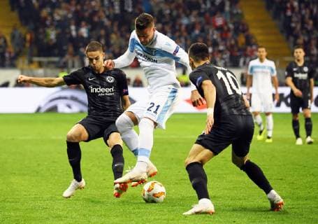 Sergej Milinkovic-Savic (Lazio Rom) gegen Filip Kostic (Eintracht Frankfurt) und Mijat Gacinovic (Eintracht Frankfurt) - 04.10.2018: Eintracht Frankfurt vs. Lazio Rom, UEFA Europa League 2. Spieltag, Commerzbank Arena, DISCLAIMER: DFL regulations prohibit any use of photographs as image sequences and or quasi-video.