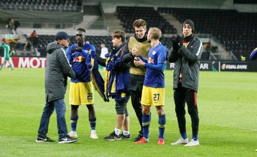 Trondheim - RB Leipzig Fussball Euro League Trondheim, 04.10.2018, Lerkendal-Stadion, Fussball, UEFA EURO EM Europameisterschaft Fussball League , Gruppe B, 2.Spieltag, Rosenborg BK Trondheim vs. RB Leipzig 1:3 , Im Bild v.l.: Cheftrainer Ralf Rangnick, Jean-Kevin Augustin, Zeugwart Claudia Richter, Co Trainer Lars Kornetka, Konrad Laimer und Yussuf Poulsen (alle RB Leipzig) nach Abpfiff. , Gemäß den Vorgaben der UEFA ist es untersagt, in dem Stadion und oder vom Spiel angefertigte Fotoaufnahmen in Form von Sequenzbildern und oder videoähnlichen Fotostrecken zu verwerten bzw. verwerten zu lassen. ,