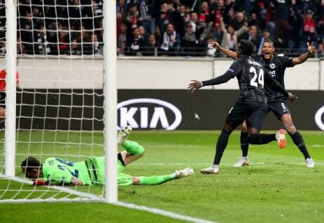 Sport Bilder des Tages Deutschland, Frankfurt am Main, Commerzbank-Arena, 04.10.2018, Fussball - UEFA Europa League - Eintracht Frankfurt - Lazio Rom Bild: Torschütze Danny da Costa (Eintracht Frankfurt, 24) m. dreht jubelnd ab, Sebastien Haller (Eintracht Frankfurt, 9) lk. und Torwart Silvio Proto (Lazio Rom, 24) geschlagen am Boden Copyright: HMBxMedia xHeikoxBecker
