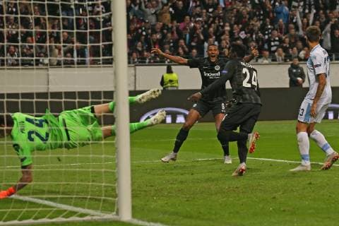 Fußball Europa League 02. Spieltag Eintracht Frankfurt - Lazio Rom am 04.10.2018 in der Commerzbank-Arena in Frankfurt Danny da Costa (Frankfurt) erzielt das Tor zum 1 zu 0, mit ihm freut sich Sebastien Haller (Frankfurt) , Torwart Silvio Porto (Lazio) und Francesco Acerbi (Lazio) schauen nur noch zu