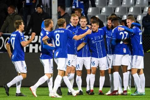 181004 Sarpsborg 08 celebrates after 1-0 by Patrick Mortensen of Sarpsborg 08 during the Europa League match between Sarpsborg 08 and Genk on October 4, 2018 in Sarpsborg. Photo: Fredrik Varfjell BILDBYRAN kod FV 150147 Copyright: FREDRIKxVARFJELL BB181004FV010