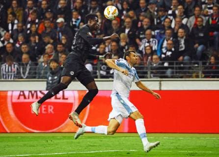Danny da Costa (Eintracht Frankfurt) klaert gegen Senad Lulic (Lazio Rom) - 04.10.2018: Eintracht Frankfurt vs. Lazio Rom, UEFA Europa League 2. Spieltag, Commerzbank Arena, DISCLAIMER: DFL regulations prohibit any use of photographs as image sequences and or quasi-video.