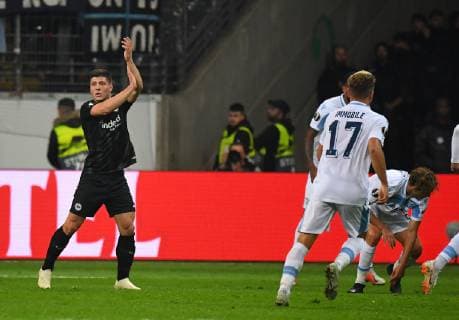 04.10.2018, xjhx, Fussball UEFA Europa League, Eintracht Frankfurt - Lazio Rom emspor, v.l. Luka Jovic (Eintracht Frankfurt) gibt Anweisungen, gestikuliert, mit den Armen gestikulieren gives instructions, gesticulate. (DFL DFB REGULATIONS PROHIBIT ANY USE OF PHOTOGRAPHS as IMAGE SEQUENCES and or QUASI-VIDEO) Frankfurt am Main