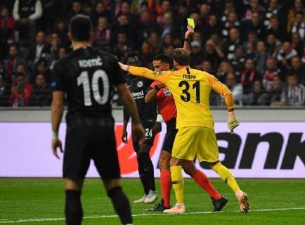 04.10.2018, xjhx, Fussball UEFA Europa League, Eintracht Frankfurt - Lazio Rom emspor, v.l. Kevin Trapp (Eintracht Frankfurt) Gelbe Karte fuer, receive a yellow card, (DFL DFB REGULATIONS PROHIBIT ANY USE OF PHOTOGRAPHS as IMAGE SEQUENCES and or QUASI-VIDEO) Frankfurt am Main