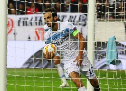 Marco Parolo (Lazio Rom) holt den Ball aus dem Netz - 04.10.2018: Eintracht Frankfurt vs. Lazio Rom, UEFA Europa League 2. Spieltag, Commerzbank Arena, DISCLAIMER: DFL regulations prohibit any use of photographs as image sequences and or quasi-video.