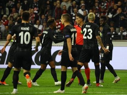 Eintracht aergert sich beim 1:1 - 04.10.2018: Eintracht Frankfurt vs. Lazio Rom, UEFA Europa League 2. Spieltag, Commerzbank Arena, DISCLAIMER: DFL regulations prohibit any use of photographs as image sequences and or quasi-video.