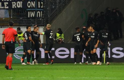 celebrate the goal, Torjubel zum 2:1 um Filip Kostic (Eintracht Frankfurt) - 04.10.2018: Eintracht Frankfurt vs. Lazio Rom, UEFA Europa League 2. Spieltag, Commerzbank Arena, DISCLAIMER: DFL regulations prohibit any use of photographs as image sequences and or quasi-video.