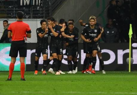 celebrate the goal, Torjubel zum 2:1 um Filip Kostic (Eintracht Frankfurt) - 04.10.2018: Eintracht Frankfurt vs. Lazio Rom, UEFA Europa League 2. Spieltag, Commerzbank Arena, DISCLAIMER: DFL regulations prohibit any use of photographs as image sequences and or quasi-video.