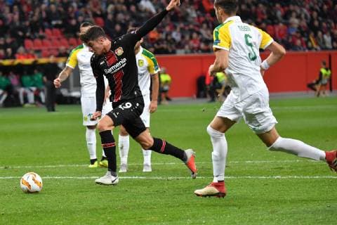 GER, UEFA EL, Bayer 04 Leverkusen (GER) vs. AEK Larnaka (CYP) 04. 10.2018, BayArena, Leverkusen, Europaleque, Vorrunde, GER, UEFA EL, Bayer 04 Leverkusen (GER) vs. AEK Larnaka (CYP), DFL regulations prohibit any use of photographs as image sequences and or quasi-video im Bild picture shows: Torschussversuch Kai Havertz (Leverkusen 29), gegen Daniel Mojsov (AEK Larnaka 5),