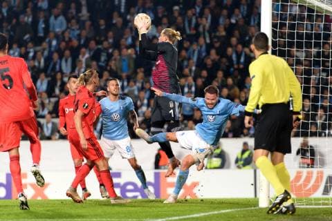 Fußball, EL, Malmö FF - Besiktas Istanbul 181004 Lasse Nielsen of Malmö FF and Goalkeeper Loris Karius of Besiktas during the Europa League group stage match between Malmö FF and Besiktas on October 4, 2018 in Malmö. Photo: Petter Arvidson BILDBYRN kod PA 92119 Copyright: PETTERxARVIDSON BB181004PA020
