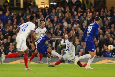 FuÃŸball, EL, FC Chelsea - Vidi FC Szekesfehervar 4th October 2018, Stamford Bridge, London, England; UEFA Europa League football, Chelsea versus Videoton; Emerson Palmieri of Chelsea has a shot on goal  ActionPlus12068005 ShaunxBrooks