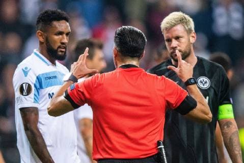 04.10.2018, xfux, Fussball UEFA Europa League, Eintracht Frankfurt - Lazio Rom, emspor, v.l. Referee Schiedsrichter Serdar Goezuebueyuek gibt Anweisungen, gestikuliert, mit den Armen gestikulieren gives instructions, gesticulate, gesticolando zu Marco Russ (Eintracht Frankfurt) Frankfurt am Main