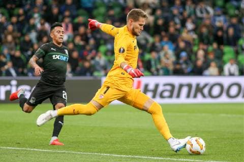 KRASNODAR, RUSSIA â€“ OCTOBER 4, 2018: FC Krasnodar s Christian Cueva (L) and Sevilla s goalkeeper Tomas Vaclik in action in their 2018 19 UEFA Europa League Group J Round 2 football match at Krasnodar Stadium. Vitaly Timkiv TASS  TS09292D