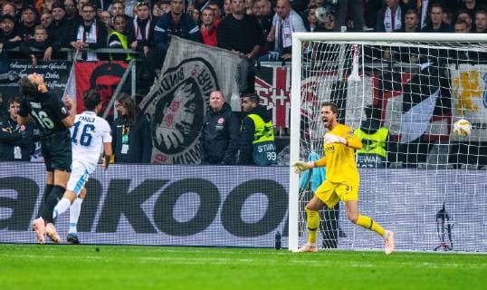 04.10.2018, xfux, Fussball UEFA Europa League, Eintracht Frankfurt - Lazio Rom, emspor, v.l. Marco Parolo (Lazio Rom), Kevin Trapp (Eintracht Frankfurt) Goal scored, Tor zum 1:1 Frankfurt am Main