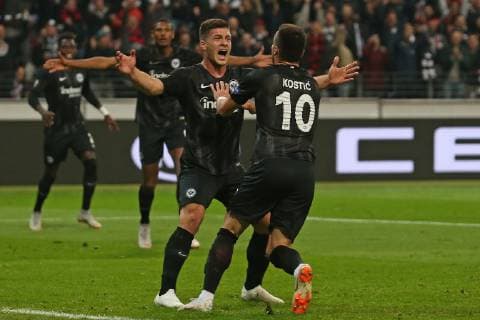 Fußball Europa League 02. Spieltag Eintracht Frankfurt - Lazio Rom am 04.10.2018 in der Commerzbank-Arena in Frankfurt Jubel, Torjubel, Torschuetze, Torschütze Filip Kostic (Frankfurt) jubelt nach seinem Tor zum 2 zu 1 mit Luka Jovic (Frankfurt) und Sebastien Haller (Frankfurt) jubelt im Hintergrund
