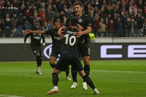 Fußball Europa League 02. Spieltag Eintracht Frankfurt - Lazio Rom am 04.10.2018 in der Commerzbank-Arena in Frankfurt Jubel, Torjubel, Torschuetze, Torschütze Filip Kostic (Frankfurt) jubelt nach seinem Tor zum 2 zu 1 mit Luka Jovic (Frankfurt) und Sebastien Haller (Frankfurt) jubelt im Hintergrund